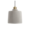 **Nowoczesna lampa wisząca z ceramicznym kloszem i złotym wykończeniem**