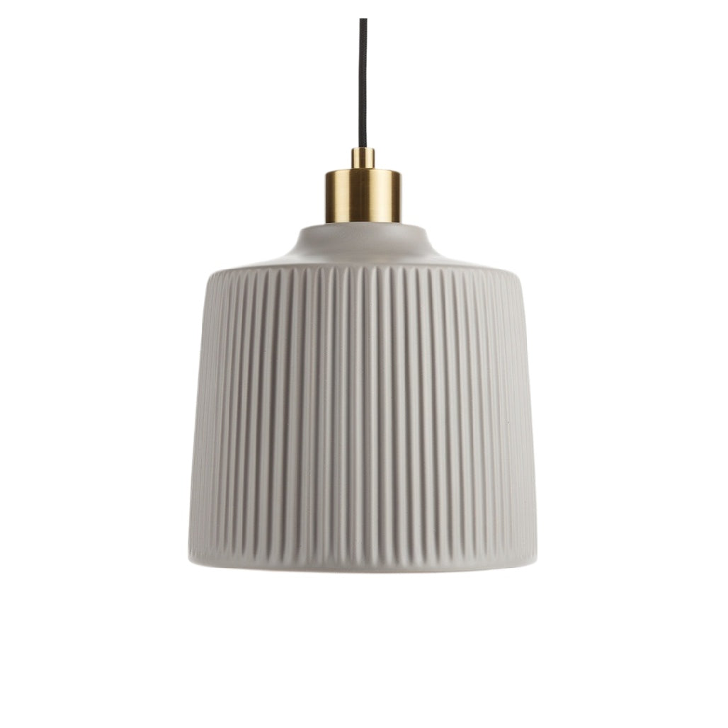 **Nowoczesna lampa wisząca z ceramicznym kloszem i złotym wykończeniem**